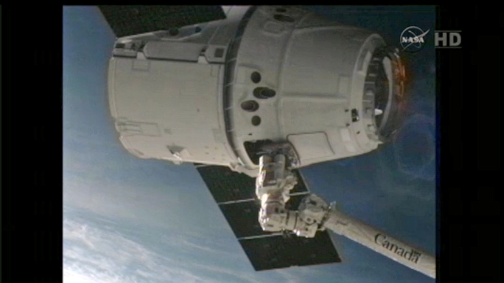 Am 24. Mai 2012 erreicht Dragon die Internationalen Raumstation und dockt an der ISS an. Elon Musks Firma SpaceX hat die Dragon-Raumkapsel entwickelt. Sie übernimmt als Ersatz für die Space Shuttles die Transportflüge zur ISS. | Bild: picture-alliance/dpa