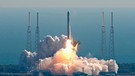 Elon Musks private Raumfahrtfirma SpaceX hat die Dragon-Raumkapsel entwickelt. Sie übernimmt als Ersatz für die Space Shuttles der NASA die Transportflüge zur Internationalen Raumstation. Musk arbeitet daran, das Raumschiff und die Raketen zu recyceln. | Bild: picture-alliance/dpa