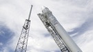 Die Dragon-Kapsel wird mit der Falcon-9-Rakete in eine aufrechte Position gebracht. Elon Musks private Raumfahrtfirma SpaceX hat das Dragon-Raumschiff entwickelt. Es übernimmt als Ersatz für die Space Shuttles der NASA die Transportflüge zur Internationalen Raumstation. | Bild: picture-alliance/dpa