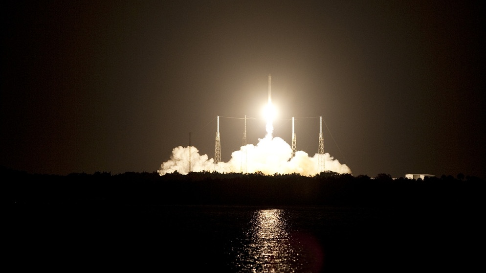 Am 8. Oktober 2012 starte die Dragon-Kapsel zu ihrer ersten regulären Mission. Elon Musks private Raumfahrtfirma SpaceX hat das Dragon-Raumschiff entwickelt. Es übernimmt als Ersatz für die Space Shuttles der NASA die Transportflüge zur Internationalen Raumstation. | Bild: NASA