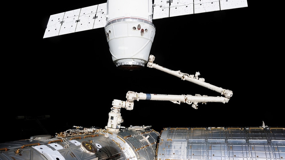 Beim Andocken wird die Dragon-Kapsel von einem Roboterarm der ISS gepackt. Das Dragon-Raumschiff hat Elon Musks private Raumfahrtfirma SpaceX entwickelt. Es übernimmt als Ersatz für die Space Shuttles der NASA die Transportflüge zur Internationalen Raumstation. | Bild: picture-alliance/dpa