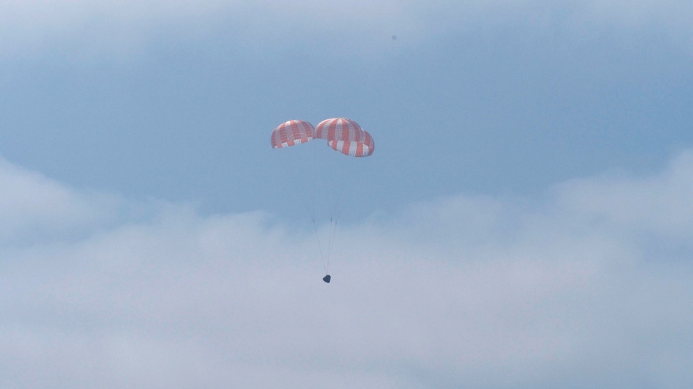 An einem Fallschirm landet die Raumkapsel Dragon wieder im Pazifik. Elon Musks private Raumfahrtfirma SpaceX hat das Raumschiff Dragon entwickelt. Es übernimmt als Ersatz für die Space Shuttles der NASA die Transportflüge zur Internationalen Raumstation. | Bild: Space X