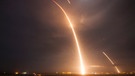 Am 21. Dezember 2015 schreibt die private Raumfahrtfirma SpaceX Geschichte: Zum ersten Mal landet eine Trägerrakete nach ihrem Flug wieder heil auf der Erde. Elon Musk hat SpaceX gegründet. Die Raumkapsel Dragon dient als Ersatz für die Space Shuttles der NASA und erledigt die Transportflüge zur Internationalen Raumstation. | Bild: picture-alliance/dpa