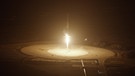 Premiere in Cape Canaveral: Die SpaceX-Rakete landet am 21. Dezember 2015 nach ihrem Flug wieder aufrecht auf der Erde. Elon Musk hat die private Raumfahrtfirma SpaceX gegründet und die Raumkapsel Dragon entwickelt. Sie übernimmt als Ersatz für die Space Shuttles der NASA die Transportflüge zur Internationalen Raumstation ISS. | Bild: picture-alliance/dpa