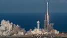Am 31. März 2017 schickt SpaceX erstmals eine wiederverwendete Rakete vom Kennedy Space Center aus ins All. Elon Musk hat die private Raumfahrtfirma SpaceX gegründet und die Raumkapsel Dragon entwickelt. Das Raumschiff Dragon übernimmt als Ersatz für die Space Shuttles der NASA die Transportflüge zur Internationalen Raumstation ISS. | Bild: picture alliance / Photoshot