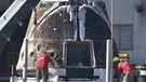 Am 3. Juni 2017 schickt SpaceX zum ersten Mal eine bereits verwendete Dragon-Kapsel mit einer Falcon-9-Rakete zur Internationalen Raumstation. Damit ist Dragon das erste kommerzielle Raumfahrzeug, das zweimal zur ISS geflogen ist. Elon Musks private Raumfahrtfirma SpaceX hat die Dragon-Raumkapsel entwickelt. Das Raumschiff übernimmt als Ersatz für die Space Shuttles der NASA die Transportflüge zur ISS. | Bild: picture-alliance/dpa / ZUMAPRESS.com