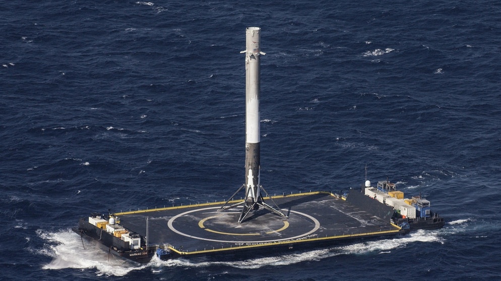 SpaceX erreicht am 9. April 2016 erneut einen Meilenstein in der Raumfahrtgeschichte: Erstmals landete eine Rakete wieder sicher auf einer schwimmenden, unbemannten Plattform im Atlantik. Elon Musk hat die private Raumfahrtfirma SpaceX gegründet und die Raumkapsel Dragon entwickelt. Das Raumschiff übernimmt als Ersatz für die Space Shuttles der NASA die Transportflüge zur Internationalen Raumstation. | Bild: picture-alliance/dpa/SpaceX