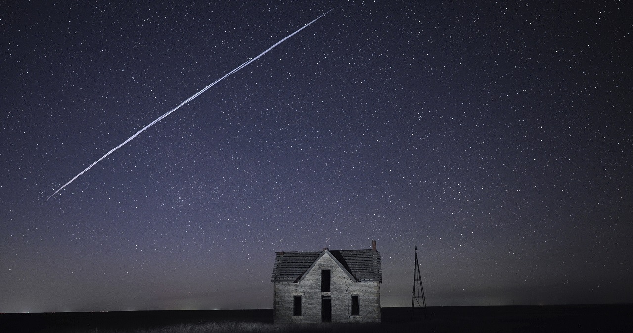 Starlink-Satelliten des Unternehmens SpaceX in einer Langzeitbelichtung am Nachthimmel: Die Satelliten erscheinen als Lichterkette.  | Bild: picture alliance / ASSOCIATED PRESS | Reed Hoffmann