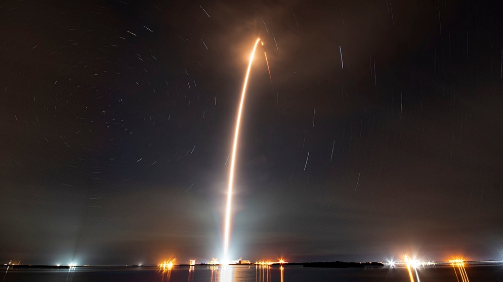 Am 7. April 2021 bringt eine Falcon9 einen Satz aus 60 Starlink-Satelliten in eine niedrige Erdumlaufbahn.  | Bild: picture alliance / ZUMAPRESS.com | SpaceX