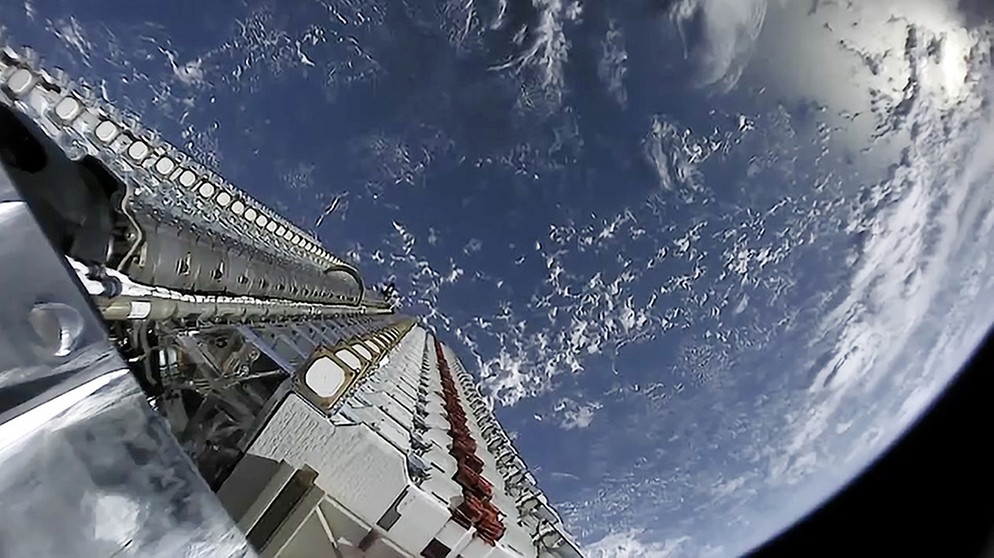 Die Satelliten der Starlink-Konstellation bringt das Unternehmen SpaceX mit seinen eigenen Raketen in eine niedrige Erdumlaufbahn. Es werden meist sechzig Satelliten auf einen Schwung hinaufbefördert. Hier zu sehen ist der "Blick" der Satelliten zurück zur Erde.  | Bild: picture alliance / Newscom | SPACEX