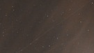 Worms, 27. April 2020, 21.37 Uhr: Starlink-Satelliten von SpaceX ziehen von West nach Ost über den Sternhimmel bei Worms. Bei der Langzeitbelichtung hinterlassen die hell leuchtenden Sateliten dünne Streifen auf den Fotos | Bild: picture alliance / Promediafoto | Michael Deines/PROMEDIAFOTO
