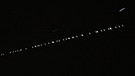 Worms, 23. April 2020, 21.56 Uhr: Die am 22. April gestarteten Starlink-Satelliten von SpaceX ziehen von Westen nach Süden über den Nachthimmel bei Worms. | Bild: picture alliance / Promediafoto | Michael Deines/PROMEDIAFOTO