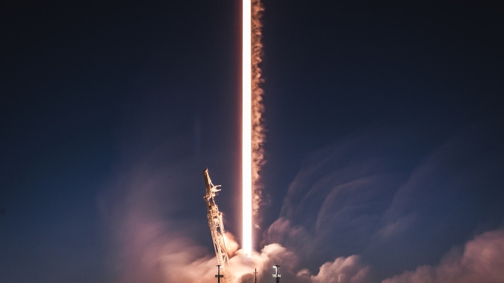 Starlink-Satelliten werden vom US-Unternehmen SpaceX ins Weltall gebracht.  | Bild: picture alliance / ZUMAPRESS.com | SpaceX