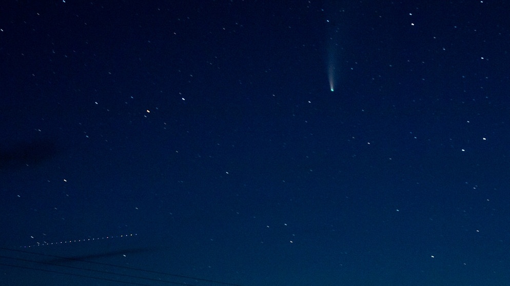 Im Juli 2020 war Komet Neowise am Nachthimmel sichtbar, so wie hier über dem Norden von Wales, Großbritannien. Auch zu sehen: eine Kette von Starlink-Satelliten.  | Bild: picture alliance / Photoshot | -