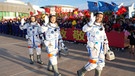 Auf zur chinesischen Raumstation: Die Astronauten Nie Haisheng (rechts), Liu Boming (Mitte) und Tang Hongbo sind am 17. Juni aus mit dem Raumschiff Shenzhou 12 gen chinesischer Raumstation gestartet.  | Bild: picture alliance / Xinhua News Agency | Li Gang