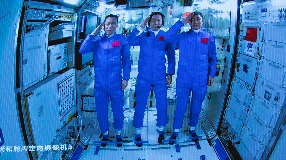 Die drei Astronauten Nie Haisheng, Liu Boming und Tang Hongbo sind am 17. Juni 2021 im Kernmodul Tianhe der chinesischen Raumstation angekommen.  | Bild: picture alliance / Xinhua News Agency | Jin Liwang