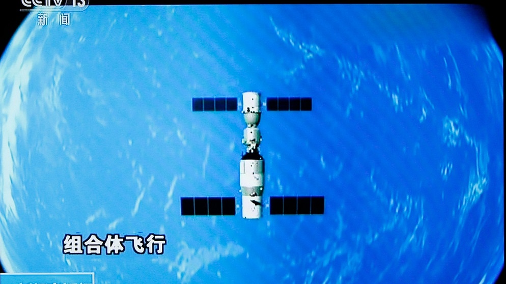 Chinas erstes Raumlabor Tiangong-1 war von 2011 bis 2018 im All. 2018 stürzte dieser erste Prototyp über dem Südpazifik ab. Zu diesem Zeitpunkt hatte China bereits die Kontrolle über seine Raumstation verloren. Sie befand sich seit 2016 außer Betrieb.  | Bild: picture alliance/dpa/HPIC | An Xin
