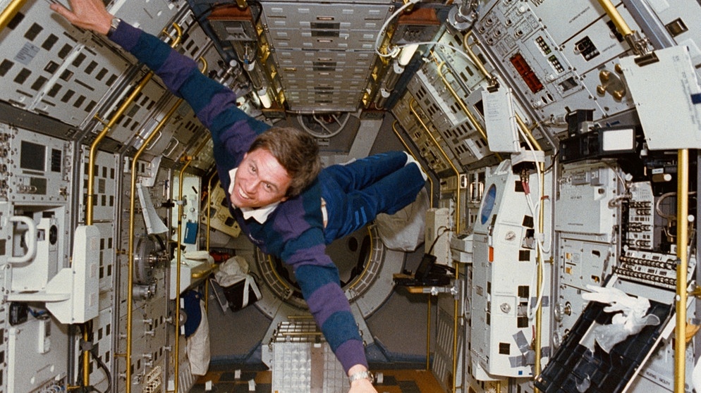 Astronaut Ulrich Walter schwebt in der Mikrograviation im Spacelab D2-Science Labor im Jahr 1993. Er war einer der deutsche Astronauten, die schon vor Alexander Gerst in den Weltraum geflogen sind. | Bild: NASA