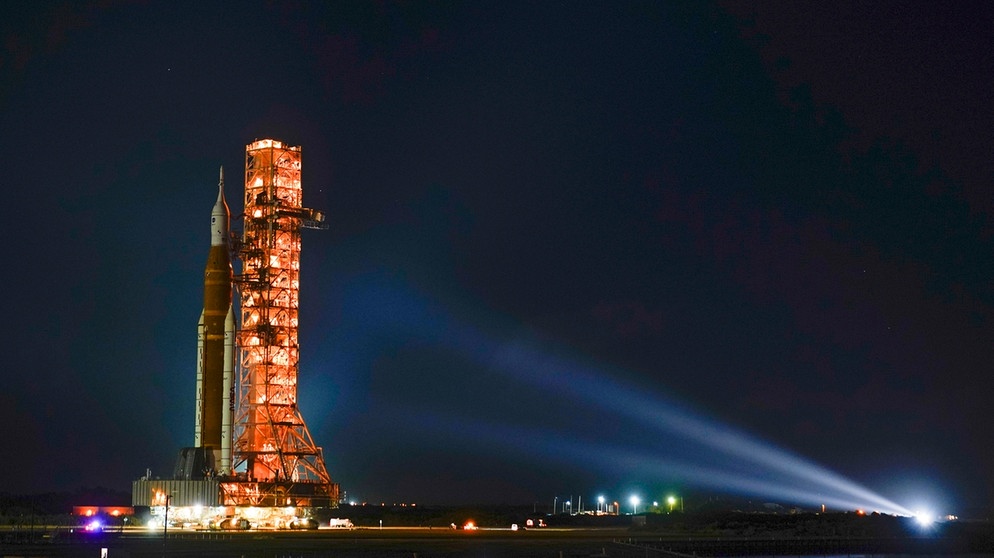 USA, Cape Canaveral: Die NASA-Mondrakete SLS der Mission Artemis 1 an der Startrampe im Kennedy Space Center. Mit dem Artemis-Programm möchte die NASA erstmals seit einem halben Jahrhundert wieder Menschen zum Mond schicken. Artemis 1 ist nur ein Testflug - ab Artemis 2 werden wieder Menschen zum Mond fliegen.  | Bild: dpa-Bildfunk/John Raoux