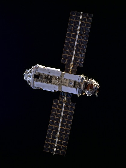 Das erste ISS-Modul Zarja, aufgenommen 1998 von STS-88 | Bild: NASA