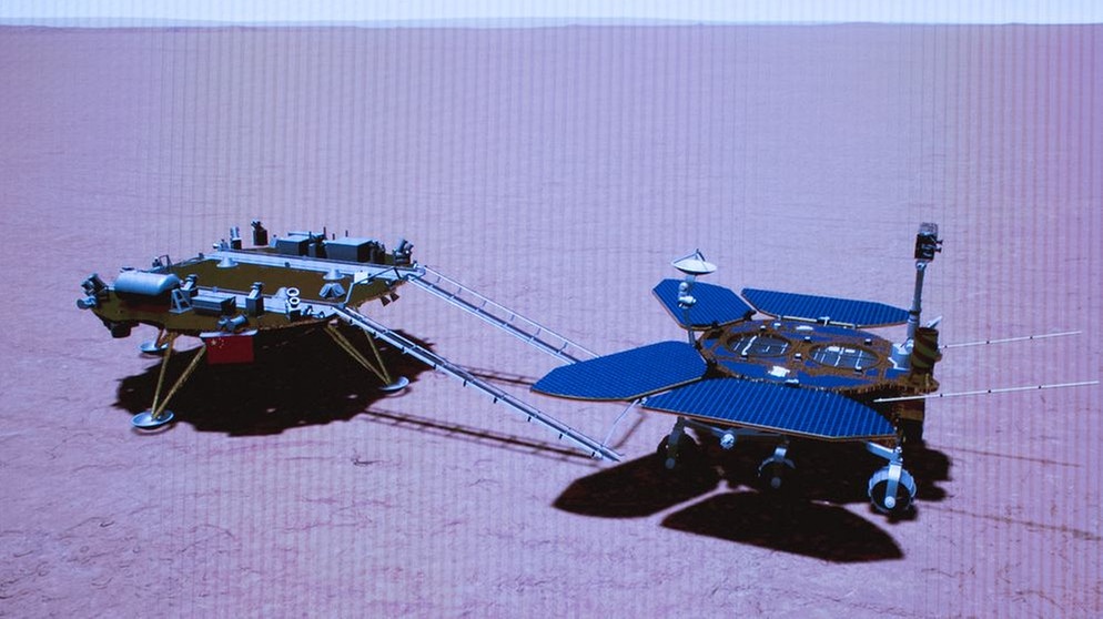 Der chinesische Mars-Rover Zhurong rollt am 22. Mai 2021 von seiner Landeplattform (Simulation). | Bild: picture alliance / Xinhua News Agency | Jin Liwang