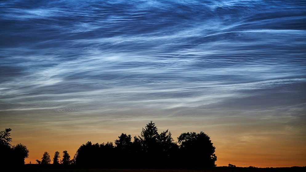 Leuchtende Nachtwolken am Vollmond am 5. Juli 2020 kurz nach 22:00 Uhr in Bruck an der Leitha / Österreich fotografiert. | Bild: Mario Pokorny