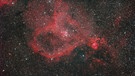 Der Herznebel IC1805 im Sternbild Kassiopeia. Dieser Emissionsnebel ist rund 7.500 Lichtjahre von unserer Erde entfernt und steht derzeit sehr hoch am Himmel. Man findet Ihn im Sternbild Kassiopeia oder auch Himmels "W" genannt in nördlicher Richtung. Aufgenommen am 3. November 2018 in Steinborn bei Daun in der Eifel. | Bild: Michael Schlünder