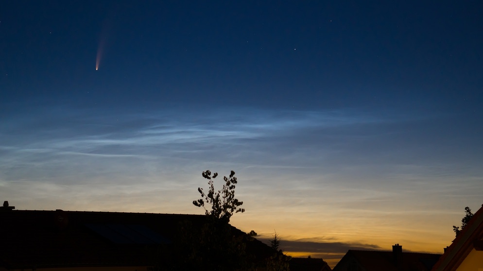 Komet Neowise neben leuchtenden Nachtwolken kurz vor der Morgendämmerung am 10.07.2020 aufgenommen. | Bild: Lukas Budny