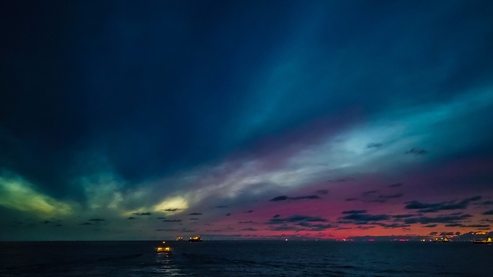 Leuchtende Nachtwolken über der Nordsee. Das Foto ist am 20.7.2020 um 22:48 Uhr ca. 5 Seemeilen nördlich der Insel Wangerooge entstanden. | Bild: Ralph Weiß