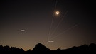 Eine prachtvolle Himmelserscheinung am letzten Tag im Jahr 2021: In der Morgendämmerung zeigt sich über der Silhouette der Dolomiten der Mond mit dem Planeten Mars und das Sternbild Skorpion mit seinem hellsten Stern Antares. | Bild: Norbert Scantamburlo