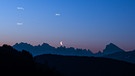 Am 28. März 2022 um 06:00 Uhr morgens, über den Dolomiten, präsentierte sich dieses Bild: die Planeten Venus, Saturn und Mars mit der Mondsichel. | Bild: Norbert Scantamburlo