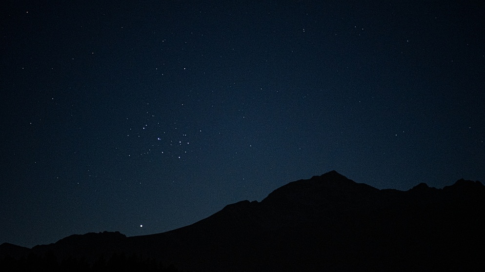 Der Planet Merkur in der Abenddämmerung, darüber das Sternbild der Plejaden, fotografiert am 28. April 2022. | Bild: Norbert Scantamburlo
