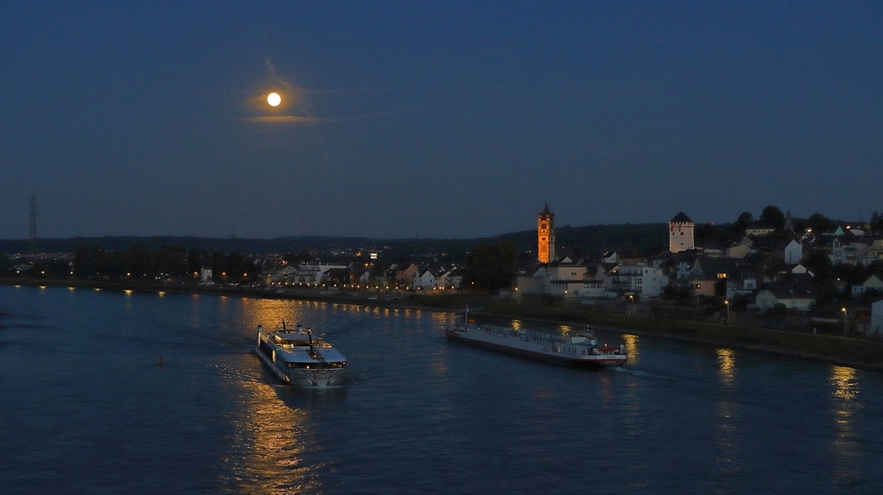 Eine laue Mondnacht am 13.06.2022, einen Tag vor dem Supermond, in Weißenthurm am Rhein. Zu sehen sind die Pfarrkirche Hl. Dreifaltigkeit, der Weiße Turm, welcher der Stadt den Namen gab, und das Hoche-Monument. | Bild: Rüdiger Balhar