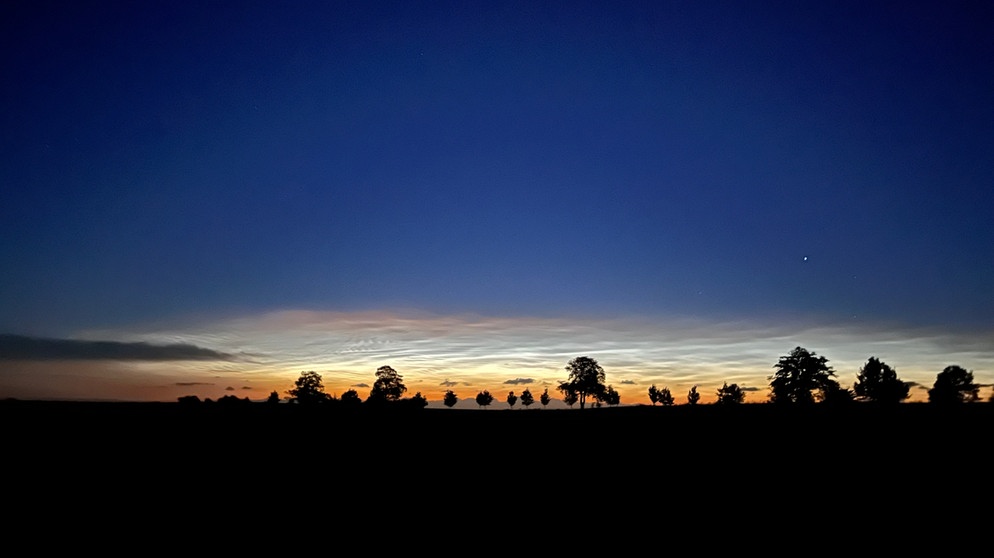 Leuchtende Nachtwolken über der Ostsee, Hohenkirchen/Nordwestmecklenburg, aufgenommen in der Nacht vom 4. auf den 5. Juli 2022, 01:00 Uhr | Bild: Birgit Fischer