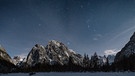Norbert Scantamburlos letztes Foto des Sternenhimmels 2022: Orion und Sirius über dem Monte Piano in Südtirol. Der untergehende Mond beleuchtet die Bergwelt um die Drei Zinnen. | Bild: Norbert Scantamburlo