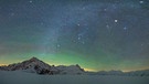 Nachthimmelleuchten ist oft sichtbar, aber so stark wie am 25. Dezember 2022 hat Martina Gees es noch nie gesehen. Ein wunderbarer Nachthimmel, die schmale Sichel des Mondes ging um etwa 19:00 Uhr unter, es folgte eine dunkle, klare und kalte Nacht. Neben dem Nachtimmelleuchten oder Airglow schön zu sehen ist ein Teil der winterlichen Milchstrasse sowie ein sehr hell leuchtender Mars. | Bild: Martina Gees