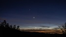 Konjunktion Jupiter - Venus - Mond am Abend des 21.02.2023. Die Aufnahme entstand bei Gernsbach-Kaltenbronn im Nordschwarzwald mit Blick hinaus auf die Rheinebene. | Bild: Gerhard Barth