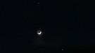 Die Mondsichel zwischen den Planeten Jupiter (oben) und Venus (unten) am 22. Februar 2023, fotografiert von Gisela Ilk. | Bild: Gisela Ilk
