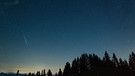 Nach langem Warten huschte endlich ein Meteor durchs Bild in dieser Nacht vom 16. August 2023. Aufgenommen hat Hubert Bauer das Foto im Entlebuch in der Zentralschweiz. | Bild: Hubert Bauer