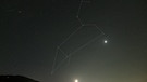 In der Morgendämmerung des 12. Oktober 2023 zeigt sich das Sternbild des Löwen noch in ganzer Pracht, begleitet von Venus und Mond, ein paar Sternschnuppen sind auch dabei. | Bild: Norbert Scantamburlo
