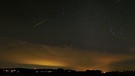 Am 22.10.2023 war der Höhepunkt der Orioniden und Ulrich Bangert konnte diese Sternschnuppe bei Sickte in der Nähe von Braunschweig erwischen. | Bild: Ulrich Bangert
