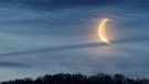 Die abnehmende Mondsichel beim Aufgang, fotografiert von Dieter Kohlruss am 17. März 2023. | Bild: Dieter Kohlruss