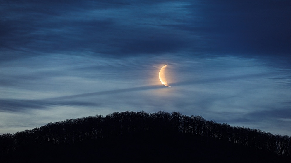 Die abnehmende Mondsichel beim Aufgang, fotografiert von Dieter Kohlruss am 17. März 2023. | Bild: Dieter Kohlruss