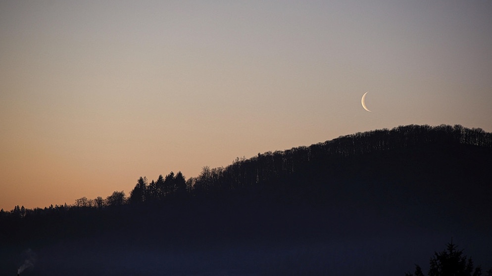 Die abnehmende Mondsichel kurz nach ihrem Aufgang am 27.02.2022, fotografiert von Dieter Kohlruss. | Bild: Dieter Kohlruss