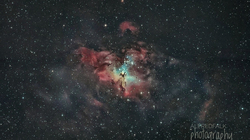 Der Adlernebel M16 mit einem jungen offenen Sternhaufen im Sternbild Schlange. Man nennt ihn auch wegen der monumentalen Dunkelwolken "die Säulen der Schöpfung". | Bild: Alfred Falk