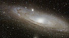 Die Andromeda-Galaxie, Messier-Objekt M31, auch Andromedanebel genannt. Es ist eine Nachbargalaxie unserer Milchstraße, die Sie mit bloßem Auge als schimmernden Fleck im Sternbild Andromeda erkennen können. Michael Schlünder hat sie aber lieber durch ein Teleskop ins Visier genommen - mit großem Erfolg. | Bild: Michael Schlünder