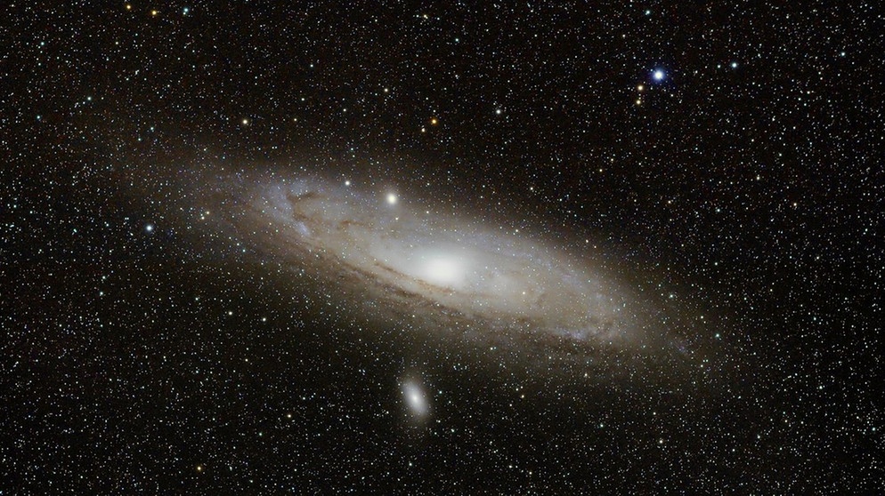 Die Andromeda-Galaxie, Messier-Objekt M31, auch Andromedanebel genannt. Es ist eine Nachbargalaxie unserer Milchstraße, die Sie mit bloßem Auge als schimmernden Fleck im Sternbild Andromeda erkennen können. Michael Schlünder hat sie aber lieber durch ein Teleskop ins Visier genommen - mit großem Erfolg. | Bild: Michael Schlünder