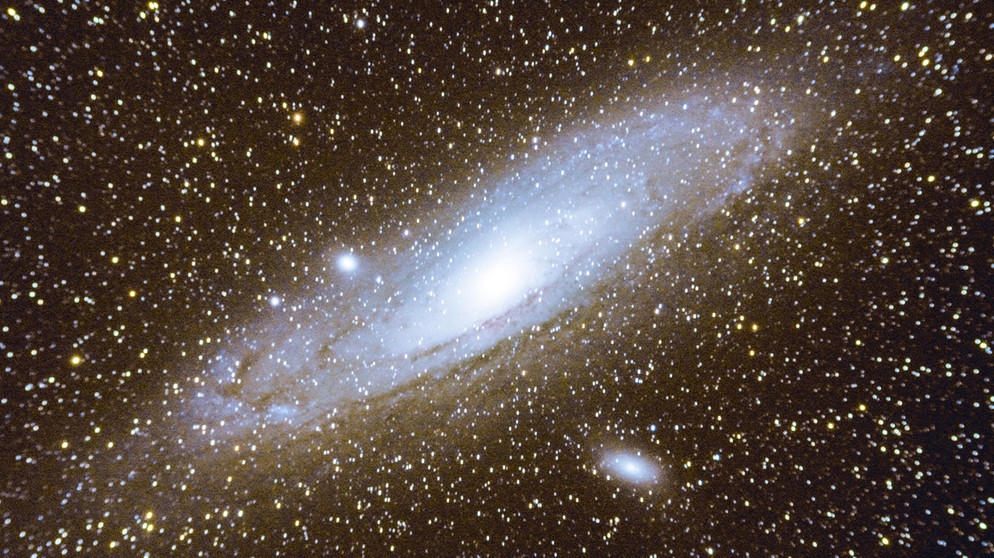 In der mondlosen Nacht vom 09. auf den 10. September 2018: Die Andromedagalaxie M31 war an diesem klaren Abend besonders gut zu sehen. Das Foto zeigt M31 mit den Zwerggalaxien M32 nahe der Kernregion und NGC 205 etwas außerhalb der Kernregion. M31 ist von unserem Sonnensystem ca. 2,5 Millionen LJ entfernt. | Bild: Johann Spuling