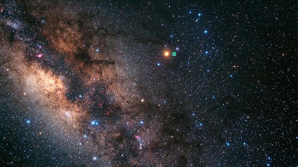 Ausschnitt der Milchstraße mit dem Sternbild Skorpion und seinem roten Stern Antares am Nachthimmel | Bild: NASA