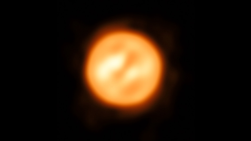 Die erste Aufnahme des Sterns Antares im Sternbild Skorpion, veröffentlicht im August 2017 durch die Europäische Südsternwarte ESO. Es ist zum Zeitpunkt der Aufnahme das detaillreichste Bild eines anderen Sterns als der Sonne. Nur durch ein Zusammenschalten von vier Teleskopen war es möglich, erstmals das Bild eines Sterns zu erhalten, auf dem dieser nicht einfach nur ein heller Punkt ist. | Bild: ESO/K. Ohnaka